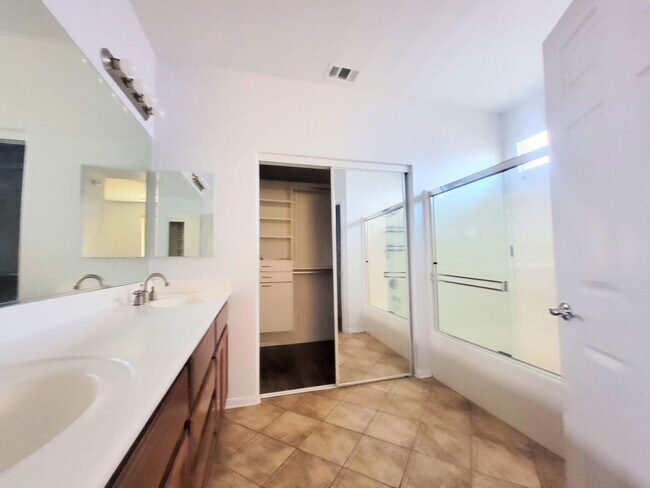 Building Photo - Gorgeous Single Story Home in Gated Community - Pool