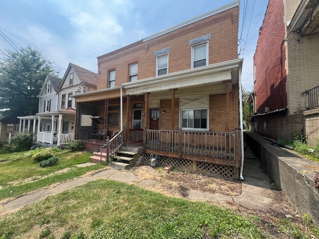 Building Photo - HUGE 3-Bedroom home in Bellevue!