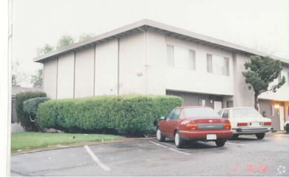 Building Photo - Merrihill Townhomes