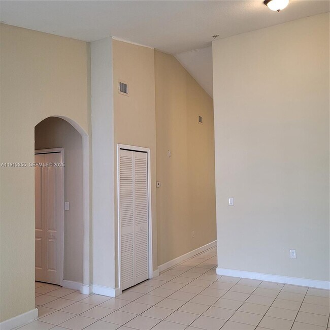 Building Photo - 1666 SE 27th Ct