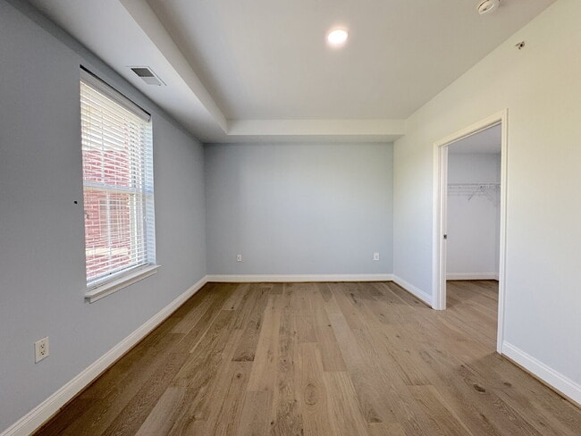 Building Photo - "Chic Urban Retreat: Stylish 1-Bed Condo with Hardwood Elegance in the Heart of Alexandria!"