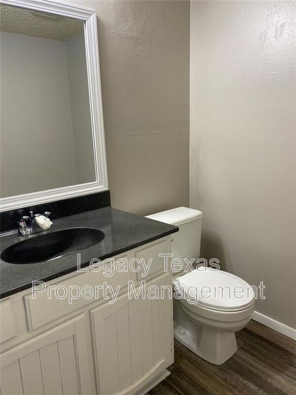 Building Photo - 1608 Sun Valley Dr