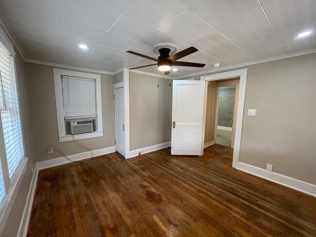 Building Photo - Simply the BEST! Adorable 1 Bedroom/1 Bath...