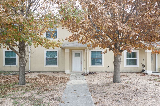 Building Photo - Charming 3 bedroom 2.5 bath townhome