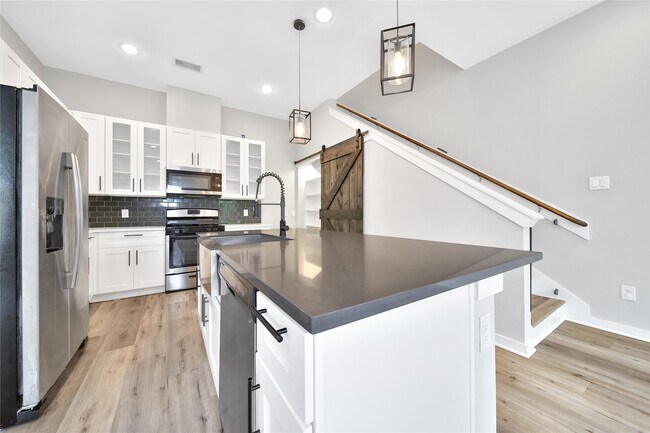 Building Photo - 6727 Parker Oaks Ln