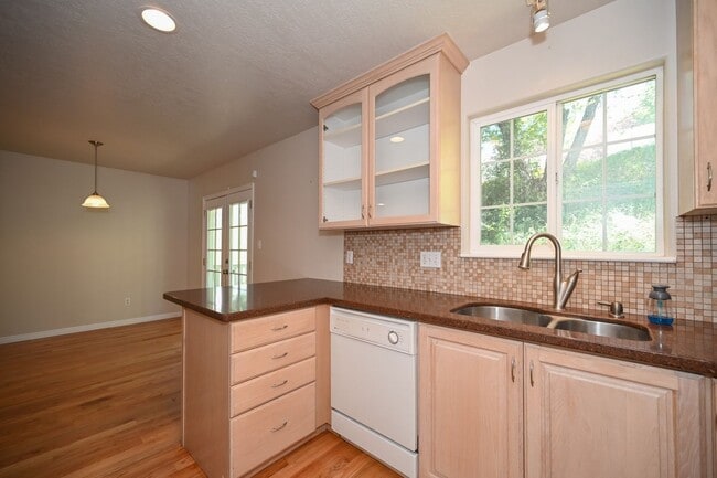 Building Photo - Beautiful Townhome in Amazing Location!