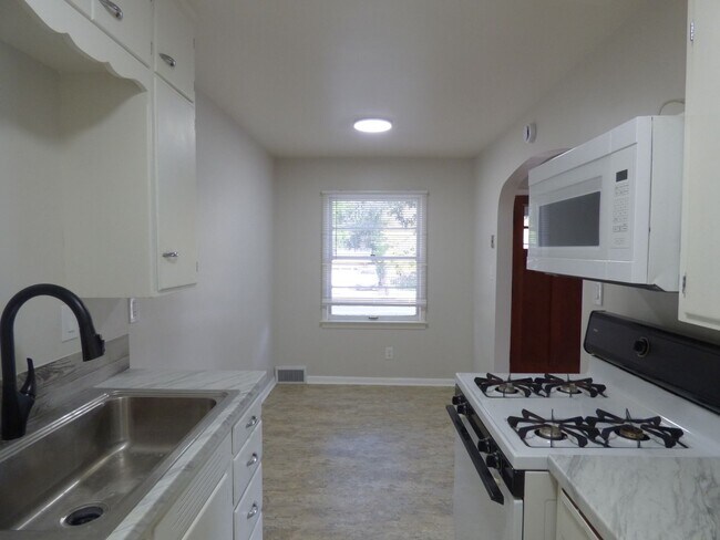Building Photo - 1 Bedroom Duplex near Sunset Golf Course