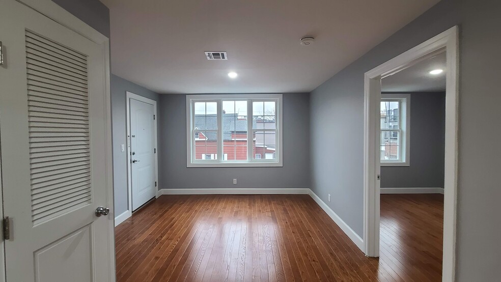 Building Photo - 100 Griffith St