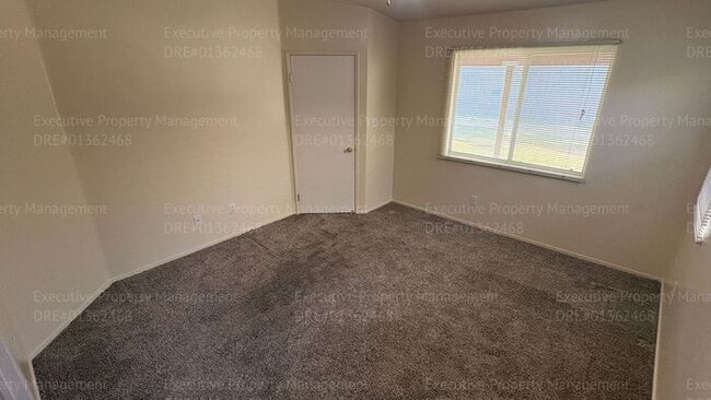 Building Photo - 4 bedroom 2 bathroom split wing home in North Bakersfield