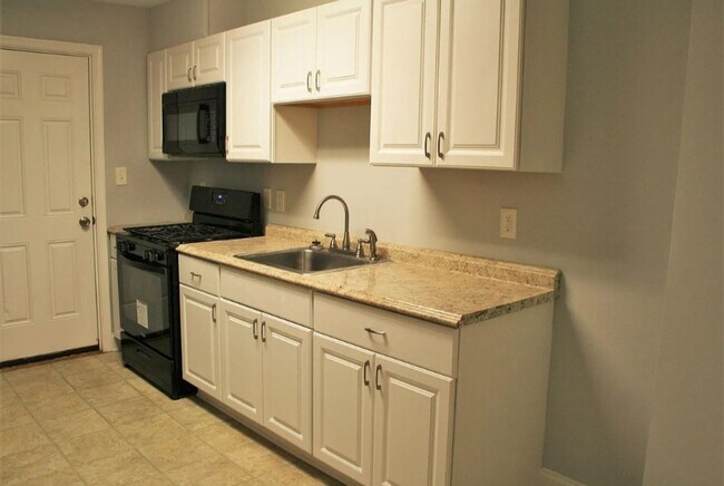 Building Photo - Spacious 4 Bedroom Home