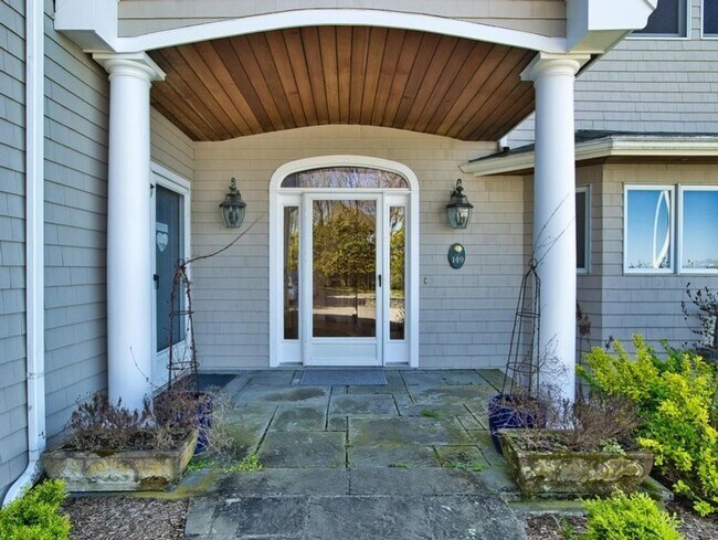 Building Photo - 149 Nanaquaket Rd