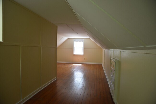 Building Photo - 3 Bedroom Home in Clintonville/Beechwold Area