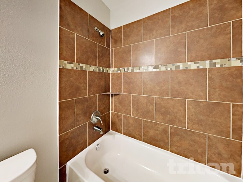 Building Photo - 7606 Chatsworth