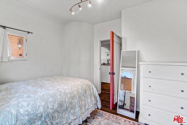 Building Photo - 212 3rd Ave