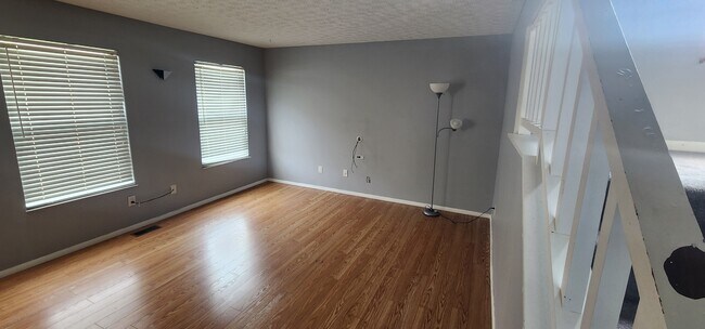Spacious living room - 7164 feather court