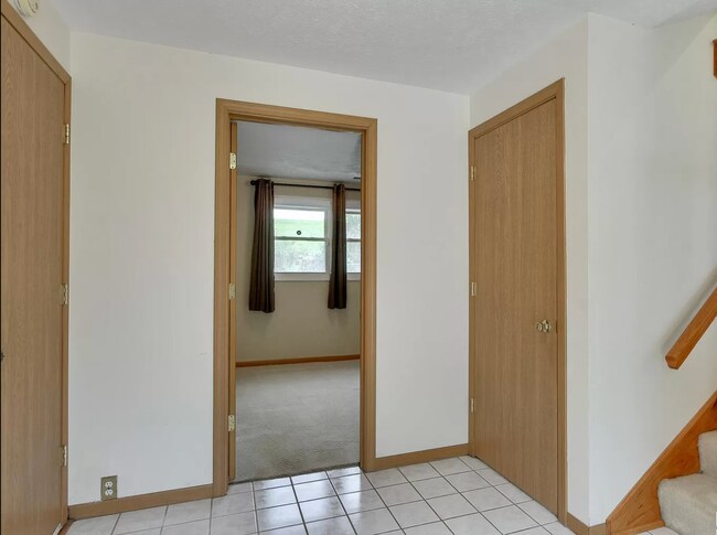 Building Photo - 4 bedroom Millard South Home!