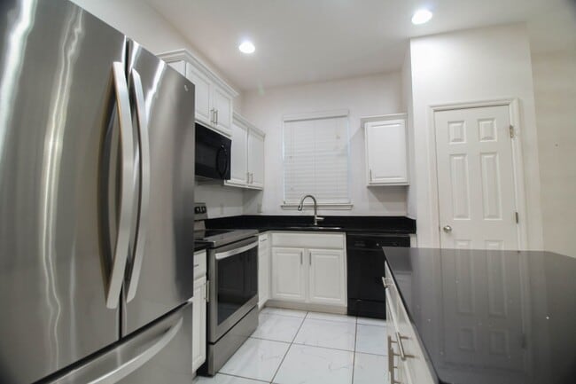 Building Photo - 224 Highland Meadows Ave