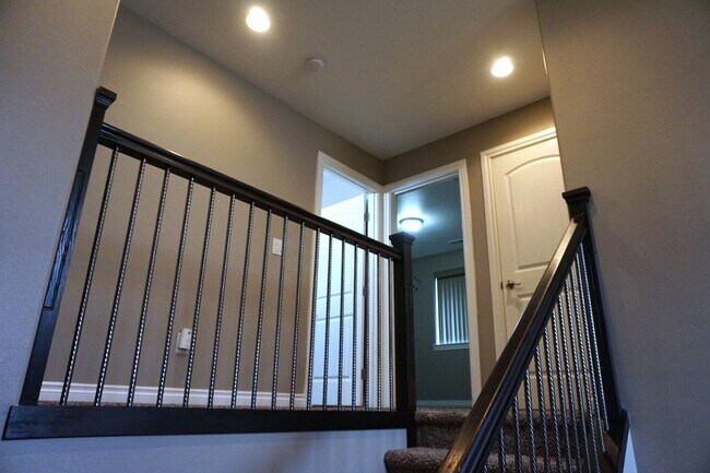 Building Photo - 4 Bedroom, 3 Bath House Available in July!
