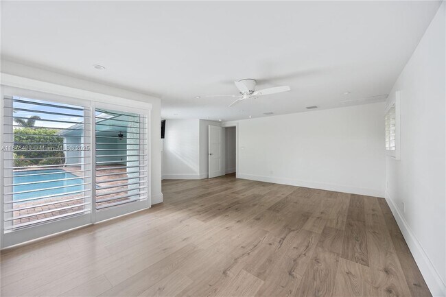 Building Photo - 2530 NE 48th St