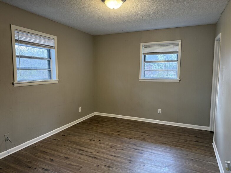 Building Photo - 2403 Danny St