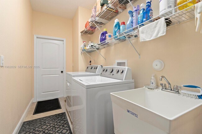 Building Photo - 6650 NW Omega Rd