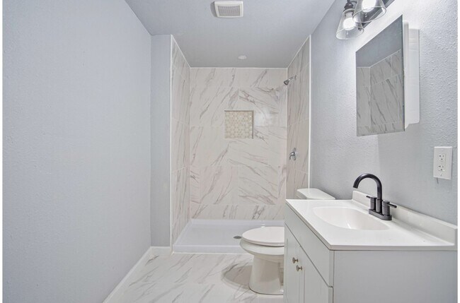 Building Photo - Convenient Home near Downtown's Heart