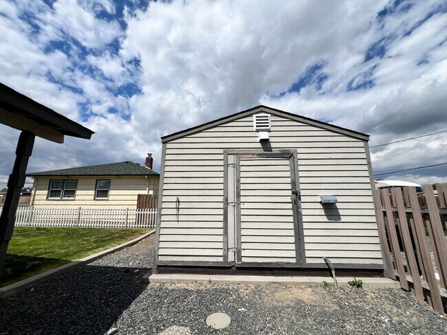 Building Photo - 2 Bed 1 Bath Home w/ Huge Shop For Rent!!!