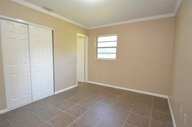 Building Photo - 615 Sarita St