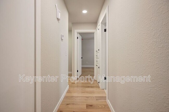 Building Photo - 314 N Lakeside Terrace