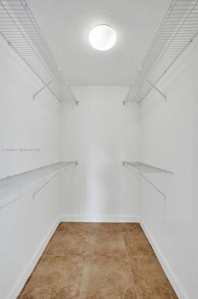 Building Photo - 949 Riverside Dr