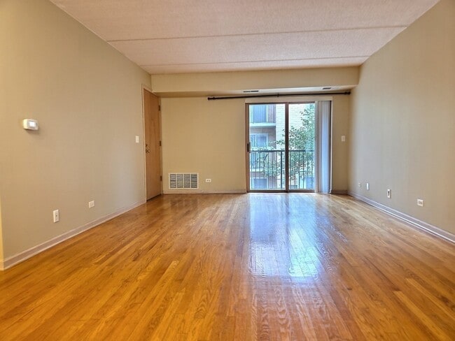 Building Photo - 8700 W Evelyn Ln