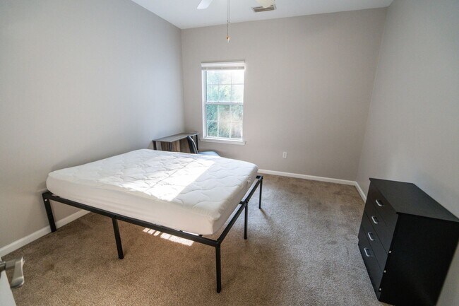 Building Photo - Beautiful 3 Bedroom 2 1/2 Bath Condo