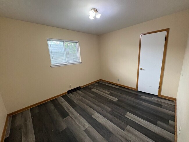 Building Photo - WOW! Look at this property ! You cant beat this price!