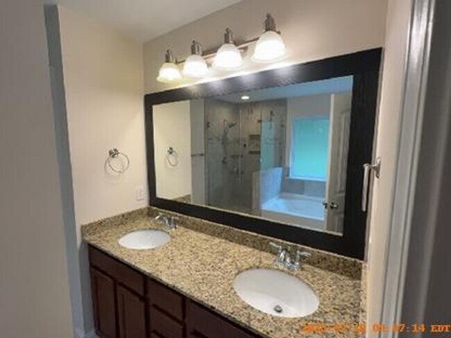 Building Photo - Lexington Living Oasis