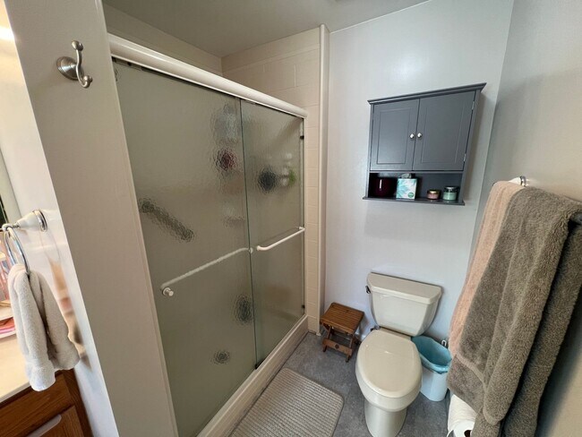 Building Photo - Impressive 4 Bedroom 3.5 Single-Family Hom...