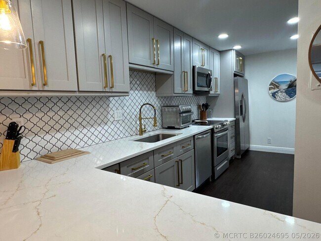 Building Photo - 6 Royal Palm Way