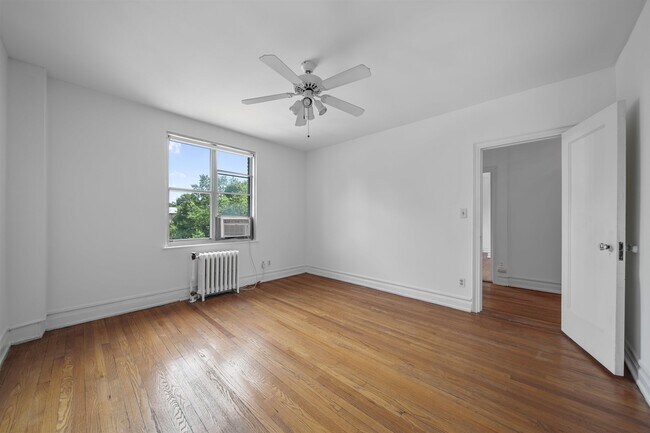 Building Photo - 100 E Palisade Ave