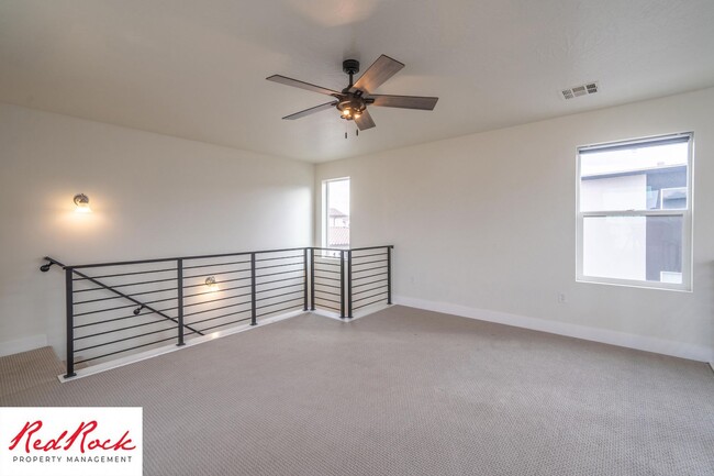 Building Photo - Spacious 2 Bedroom Unit in Desert Color Wi...