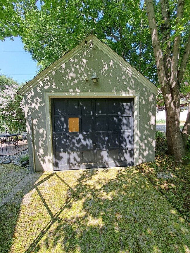 Building Photo - 3 Bedroom home, great location!