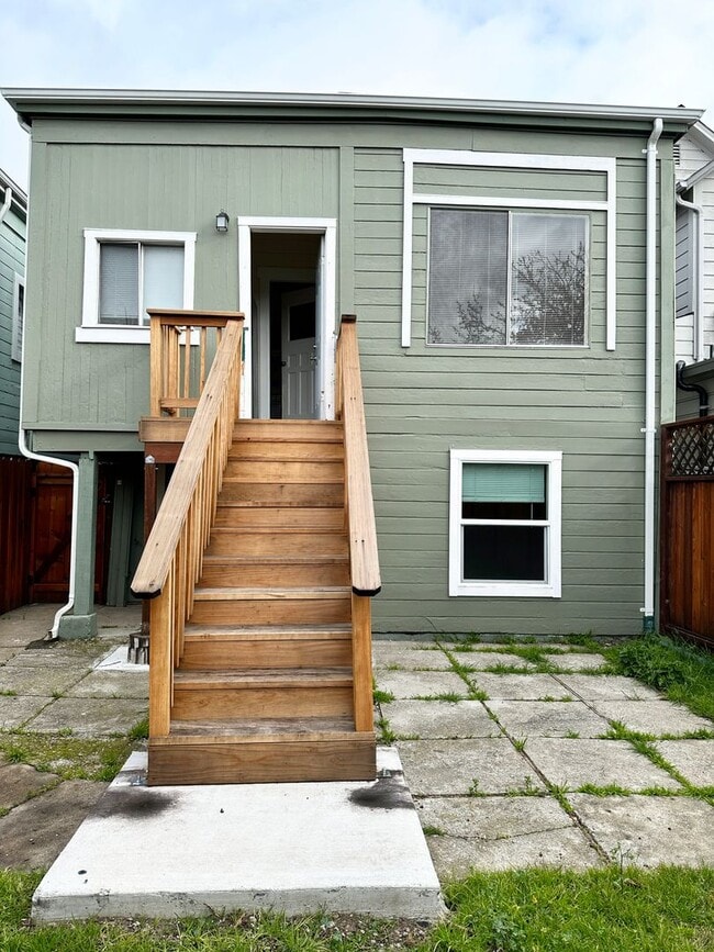 Building Photo - 5bed/2bath Single Family Home!