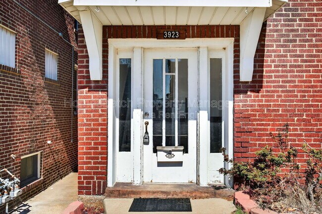 Building Photo - 3923 Miami St