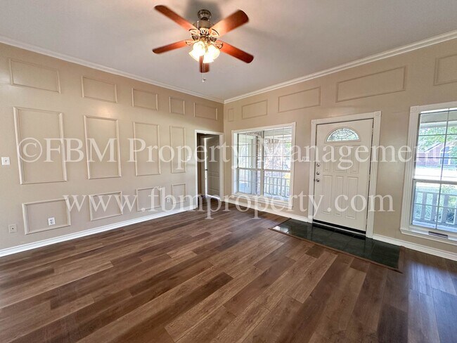 Building Photo - 803 Lakeway Dr