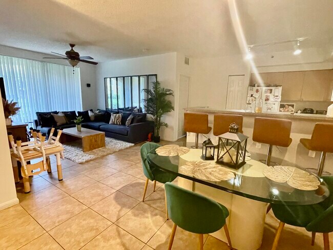 Building Photo - 8010 N Nob Hill Rd