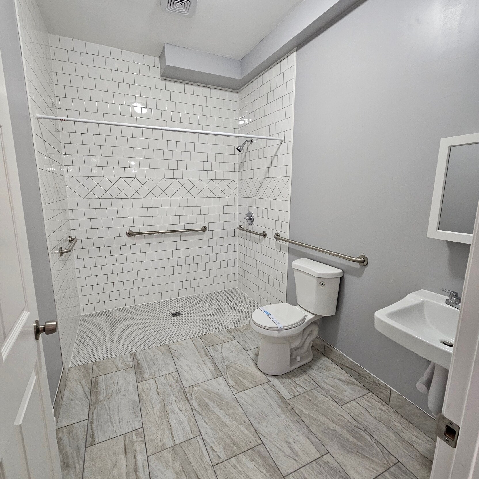 Building Photo - 429 E 9th St