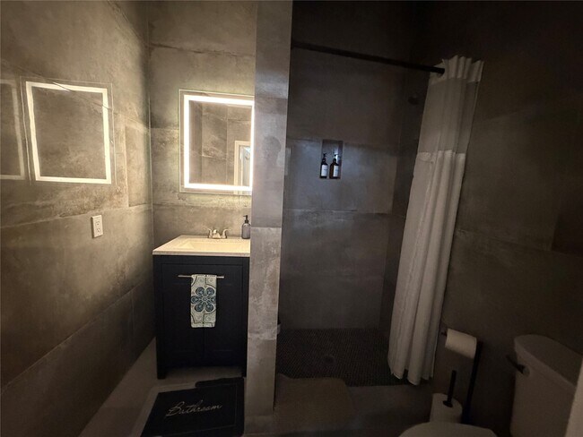 Building Photo - 318 Hyde Park Blvd