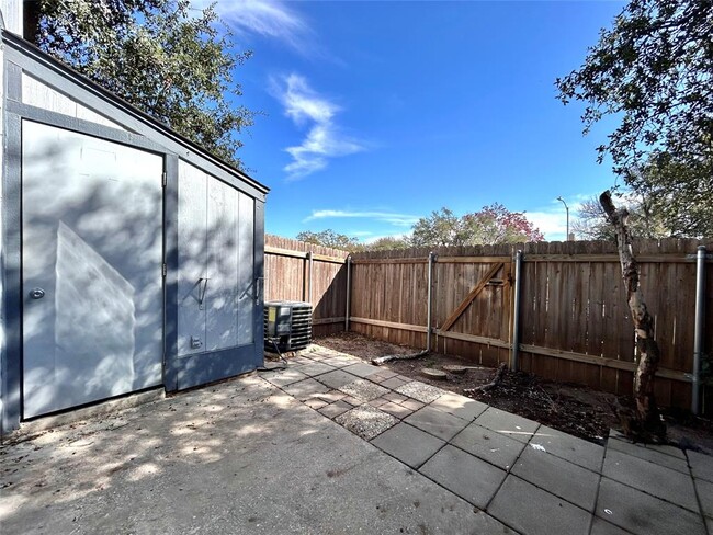 Building Photo - 1411 Gracy Farms Ln