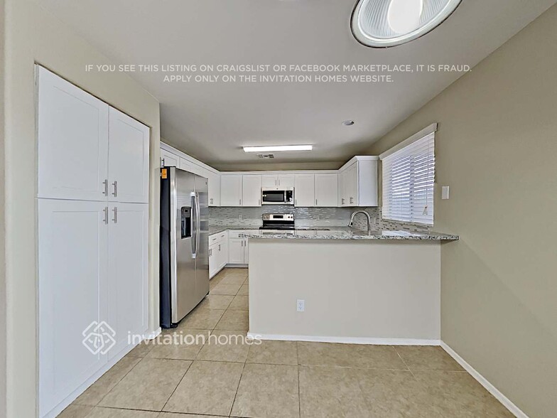 Building Photo - 11849 W Poinsettia Dr