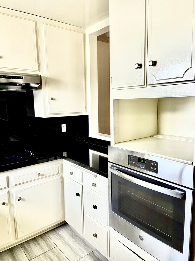 Building Photo - 1420 Rexford Dr
