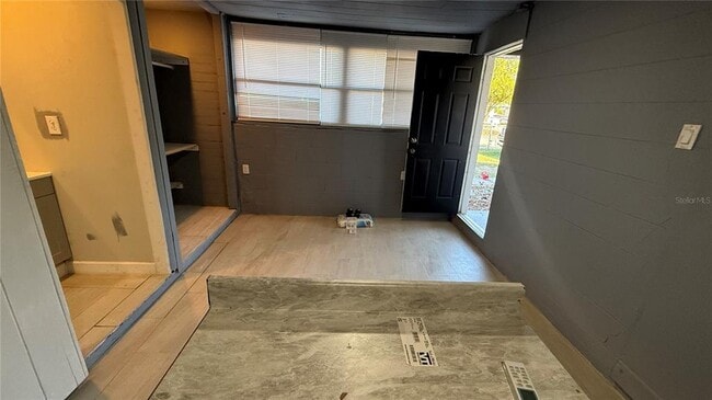 Building Photo - 1418 Queensway Rd