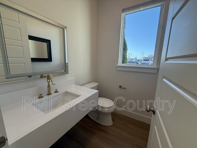 Building Photo - 134 E Elgin St